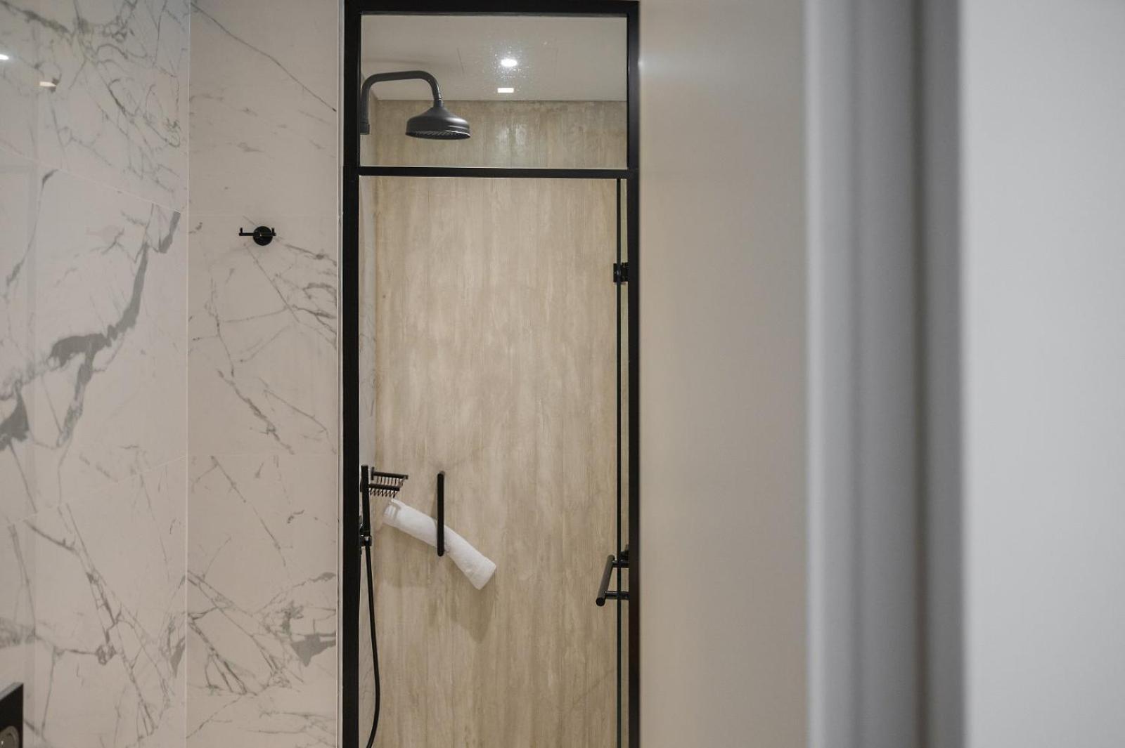 Coco-Mat Athens Jumelle Hotel Exterior foto A shower with a shower head